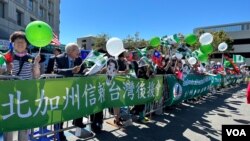 2023年8月16日，台僑在台灣副總統賴清德三藩市停留酒店外歡迎他過境。 (美國之音記者李逸華拍攝）