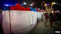 香港夜缤纷首个湾仔海缤市集10月1日傍晚，因应中国国庆烟花汇演暂停营运超过5小时，当晚10时半烟花汇演结束后，不少摊档仍然关闭没有恢复营业，有市民认为当局的安排影响市集气氛 (美国之音/汤惠芸)