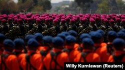 TNI berbaris saat mengikuti perayaan hari TNI ke-74 di Lanud Halim Perdanakusuma, Jakarta, 5 Oktober 2019. (Foto: REUTERS/Willy Kurniawan)