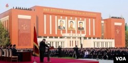 2024년 5월 21일 북한 노동당 중앙간부학교 준공식 중 건물 벽면에 김정은 북한 국무위원장의 초상화가 선대들과 함께 나란히 걸린 모습이 최초로 공개됐다. (화면출처: 조선중앙TV)
