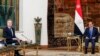 Menteri Luar Negeri AS Antony Blinken (kiri) bertemu dengan Presiden Mesir Abdel Fattah al-Sisi, selama perjalanan selama seminggu yang bertujuan untuk meredakan ketegangan di Timur Tengah, di Kairo, pada 11 Januari 2024. (Foto: AFP)