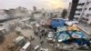 Warga Palestina memeriksa Rumah Sakit Al Shifa yang digerebek pasukan Israel selama operasi darat, di tengah gencatan senjata sementara antara Israel dan Hamas, di Kota Gaza, 25 November 2023. (Foto: REUTERS/Abed Sabah)