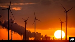 ARHIVA - Dim se diže iznad elektrana na ugalj blizu turbina na vetar u Niderausemu u Nemačkoj, 2. novembra 2022.