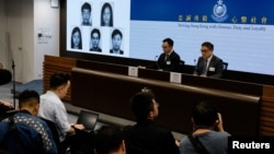 資料照：香港當局在記者會上公佈被通緝的五名活動人士的照片。（2023年12月14日）