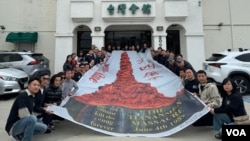 民運人士在洛杉磯台灣會館舉行「六四」35週年紀念活動，圖為活動參與者在會館門口拉起巨型紀念「六四」的條幅。 （2024年4月13日，張木林拍攝）