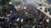 Ribuan demonstran memadati area di luar gedung DPR/MPR untuk berunjuk rasa menolak revisi UU Pilkada, di Jakarta, Kamis, 22 Agustus 2024. (Foto: Willy Kurniawan/Reuters)