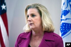 Sekretarka vojske Kristin Vormut obraća se medijima nakon obilaska Centra za proizvodnju združenih sistema, 16. februara 2023. u Limi, Ohajo, gde je napravljena najnovija verzija glavnog borbenog tenka M1A2 Abrams.