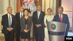 美國聯邦眾議院外交委員會主席麥考爾 （Michael McCau 右一）5月27日在台灣外交部舉行的記者會上講話。（美國之音特約記者楊安拍攝） 