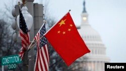 美國與中國國旗
