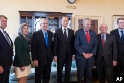 Poljski predsednik Andžej Duda, u sredini, pozira za zajedničku fotografiju uz lidera manjine u Senatu SAD Miča Mekonela, levo, i lidera većine Čaka Šumera, desno, tokom susreta u Kapitolu, u Vašingtonu, 12. marta 2024.