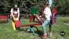 Homesick refugees risk return to Ukraine despite war