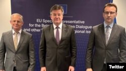 ARHIVA - Specijalni izaslanik EU za dijalog Beograda i Prištine Miroslav Lajčak (u sredini) pozira za zajedničku fotografiju sa pregovaračima Beograda i Prištine, Petrom Petkovićem (levo) i Besnikom Bislimijem, u junu 2022. (Foto: Tviter nalog Miroslava Lajčaka)