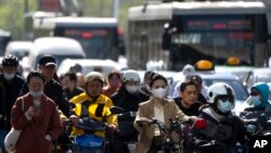 北京金融區街頭早高峰時間的上班車輛人群。（2023年4月18日）