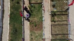 Bayram öncesi mezarlıkta yakınlarını ziyaret eden depremzedelerin ağıtları dinmiyor