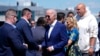 Presiden AS Joe Biden (tengah) dan ibu negara Jill Biden )kedua dari kanan) tiba di Bandara Internasional Harrisburg di Harrisburg, Pennsylvania, pada 7 Juli 2024 untuk memulai kampanye di negara bagian tersebut. (Foto: AP?Manuel Balce Ceneta)