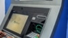 Msomali akitoa pesa kutoka kwenye ATM huko Mogadishu Desemba 14,2023. Picha na Hassan Ali Elmi / AFP.