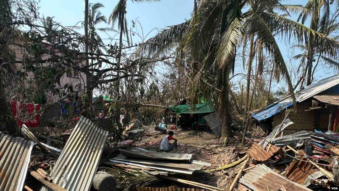 ရိုဟင်ဂျာအများစုနေထိုင်တဲ့ စစ်တွေမြို့နယ် သဲချောင်းကျေးရွာလည်း အပျက်အစီးများခဲ့