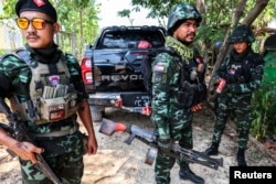 ทหารจากกลุ่ม KNU ออกลาดตระเวนในเมืองเมียวดี เมื่อ 15 เม.ย. 2567
