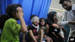 Palestinska deca ranjena u izraelskim vazdušnim udarima dovedena u bolnicu Šifa, u gradu Gaza, 11. oktobra 2023.
