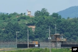 남북 간 국경 파주에서 보이는 한국 군 초소(아래)와 북한군 초소(위). (자료화면)