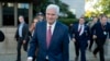 Anggota Partai Republik, Tom Emmer, berjalan meninggalkan pertemuan partainya yang digelar di Gedung Capitol, Washington, pada 24 Oktober 2023. (Foto: AP/Jose Luis Margana)