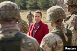 Premijerka Danske Mete Frederiksen razgovara sa pripadnicima i pripadnicama danske vojske, tokom posete najvećoj vojnoj bazi u Danskoj, Flivestation Karupu (vazdušna baza Karup) u Jutlandu, 7. mart 2024.
