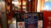 Papan pengumuman yang berbunyi "Menunda semua penjualan produk ikan dari Jepang" terpasang di depan sebuah restoran di Beijing pada 27 Agustus 2023. (Foto: AFP/Pedro Pardo)
