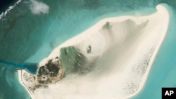 行星实验室PBC(Planet Labs PBC)2023年2月20日的卫星图像显示中国似乎在特里顿岛(中国称中建岛)修建简易机场。(Planet Labs PBC via AP)