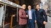 Braća Sinanaj, Džek (L), Ras (C) i Džef ispred svog restorana na Mehnetnu (Ljubaznošću: Džek Sinanaj)