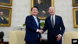 Predsednik Džo Bajden se rukuje sa predsednikom Južne Koreje Junom Suk Jeolom, tokom sastanka u Ovalnoj kancelariji Bele kuće, u Vašingtonu, 26. aprila 2023.