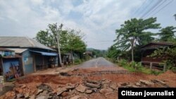 ကရင်ပြည်နယ်၊ ကော့ကရိတ်နှင့် ကြာအင်းဆိပ်ကြီးမြို့နယ်ကိုဆက်ထားတဲ့ တောင်ကြာ အင်းကျေးရွာရှိတဲ့လမ်းမကြီးကို မေလ ၁၄ ရက်နေ့မနက် ၁၀ နာရီအချိန်ကစပြီး စစ်ကောင်စီတပ်က ဘူဒိုဇာမြေတူးကားတွေသုံးပြီးဖျက်ဆီးခဲ့ပုံ/ (မေ ၁၄၊ ၂၀၂၃/Crd: CJ)