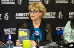 Generalna sekretarka Amnesti Anjes Kalamar prisustvuje konferenciji za novinare u Johanesburgu, 28. mart 2022. (Foto: AP/Denis Farrell)