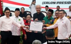 Ketua Umum PDI-Perjuangan Megawati Soekarnoputri, calon presiden Ganjar Pranowo, calon wakil presiden Mahfud MD dan sejumlah ketua partai koalisi berfoto bersama usai deklarasi pasangan capres-cawapres di Jakarta, Rabu 18 Oktober 2023. (Foto: Indra Yoga/VOA)