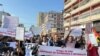 Protesto de centenas contra aumento das tarifas da telefonia móvel, com destaque para a Internet, Maputo, Moçambique, 18 maio 2024