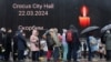俄羅斯民眾為哀悼莫斯科克羅庫斯城音樂廳恐怖攻擊死難者排隊獻花。 （2024年3月24日）