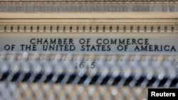 ARCHIVO - En esta foto se observa un detalle del edificio de la Cámara de Comercio de Estados Unidos, en Washington, en mayo de 2021.