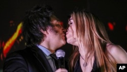Milei sa partnerkom Fatimom Florez (Foto: AP/Rodrigo Abd)