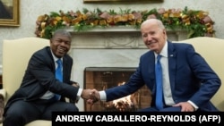 Encontro entre os Presidentes dos EUA, Joe Biden, e de Angola, João Lourenço, no Salão Oval da Casa Branca em Washington, DC ,a 30 de novembro de 2023.