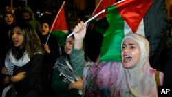 Manifestan chante slogan pandan yon manifestasyon pou pote solidarite ak pep Palestinyen an nan Gaza, anba lavil Beirout, Liban, 17 Oktob, 2023.