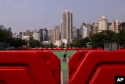 香港維多利亞公園將在6月4日舉辦受到官方鼓勵的香港同鄉社團家鄉市集嘉年華活動，工人正在為此活動清理維多利亞公園。（2023年5月29日）