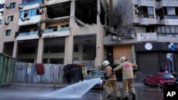 Anplwaye defans sivil netwaye lari a devan yon bilding Izrayel sanble ta atake pou touye lide politik pi wo plase gwoup Hamas la, Saleh Arouri nan yon banlye vil Berout, kapital peyi Liban, 3 Janvye 2024.