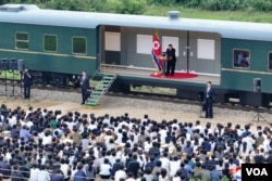지난 8, 9일 이틀 간 평안북도 의주군 수해 현장을 방문한 김정은 북한 국무위원장이 연설을 진행하고 있다. (사진출처: 조선중앙통신)