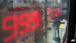 Uplata lotoa na benzinskoj stanici u Kaliforniji, gde je ranije izvučen dobitni listić (Foto: AP /Damian Dovarganes)