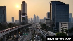 Lalu lintas pada jam sibuk di Jakarta, 29 Agustus 2023. (BAY ISMOYO / AFP)