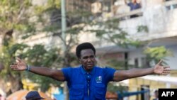 Apoiantes do candidato da Resistência Nacional Moçambicana (RENAMO), Venâncio Mondlane, reúnem-se em Maputo para comemorar os resultados das eleições autárquicas de 12 de Outubro de 2023.
