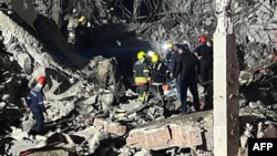 Picha hii iliyopigwa na kutolewa Jan. 16, 2024, lna kituo cha 24 cha matangazo cha Kurdistan kinaonyesha wazimamoto na maafisa wa usalama katika eneo ambalo limeathiriwa na shambulizi la kombora lililopigwa na Iran, huko Irbil. 