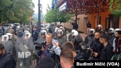 Kosovska policija ispred zgrade opštine Zvečan 29.maja 2023.