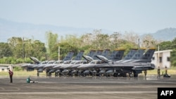 2024年4月11日，美菲聯合空軍軍事演習期間，美國空軍F-16戰鬥機停放在菲律賓邦板牙省的巴薩空軍基地。(法新社照片)