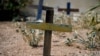 Arhiva - Drveni krst napravljen od ostataka broda koji su migranti koristili za prelazak Sredozemnog mora, na groblju gde su sahranjene žrtve brodoloma, na ostrvu Lampedusa, Italija, 25. septembra 2023.