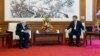 Predsednik Kine Ši Đinping razgovara sa bivšim američkim državnim sekretarom Henrijem Kisindžerom u Pekingu, 20. jula 2023. (Foto: Sinhua) 